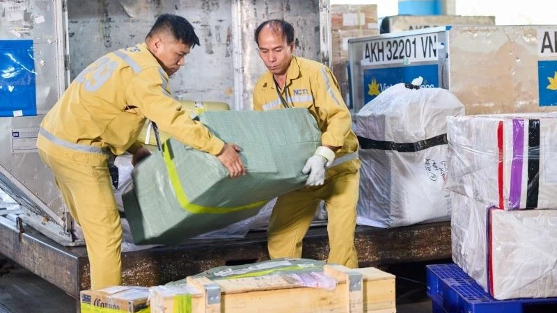Gồng mình giữ nhịp khai thác, bảo đảm an toàn bay giữa cao điểm nắng nóng Gồng mình giữ nhịp khai thác, bảo đảm an toàn bay giữa cao điểm nắng nóng
