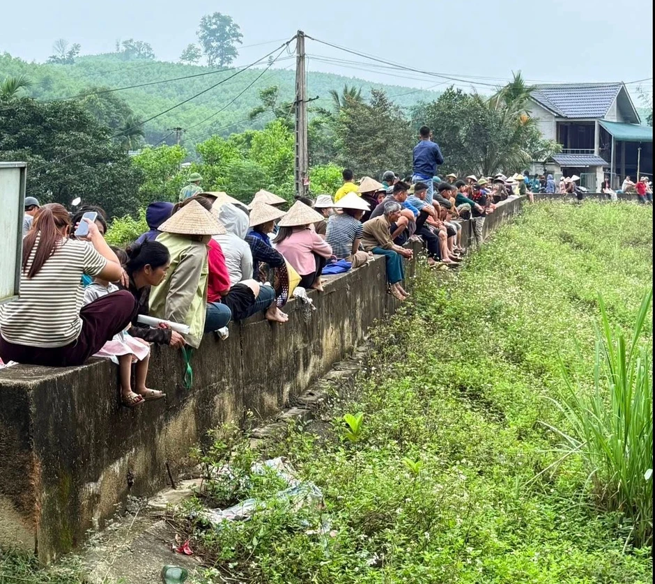 Góp tiền mua cá giống, 2 năm sau cả xóm cùng chia cá vui như hội Góp tiền mua cá giống, 2 năm sau cả xóm cùng chia cá vui như hội