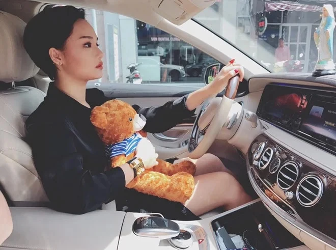 Gu chơi xe của Miu Lê: Trung thành với tông màu trắng, nâng cấp dần từ Mercedes-Benz sang Porsche Gu chơi xe của Miu Lê: Trung thành với tông màu trắng, nâng cấp dần từ Mercedes-Benz sang Porsche