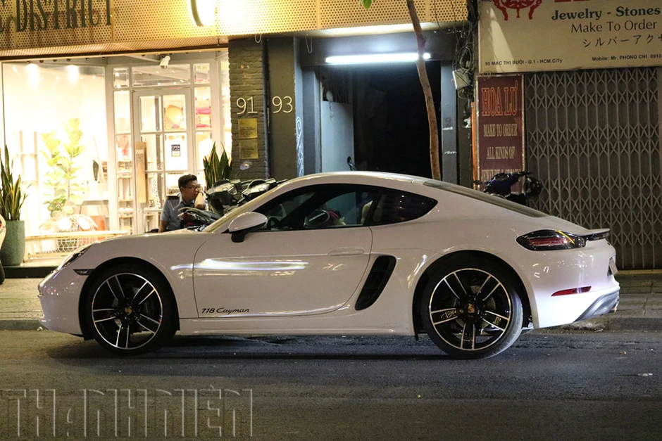 Gu chơi xe của Miu Lê: Trung thành với tông màu trắng, nâng cấp dần từ Mercedes-Benz sang Porsche Gu chơi xe của Miu Lê: Trung thành với tông màu trắng, nâng cấp dần từ Mercedes-Benz sang Porsche