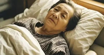 Gửi tiền nhờ anh trai chăm mẹ già, tôi tưởng bà sẽ được ăn uống đầy đủ, đến ngày về quê mới biết sự thật khiến mình bật khóc