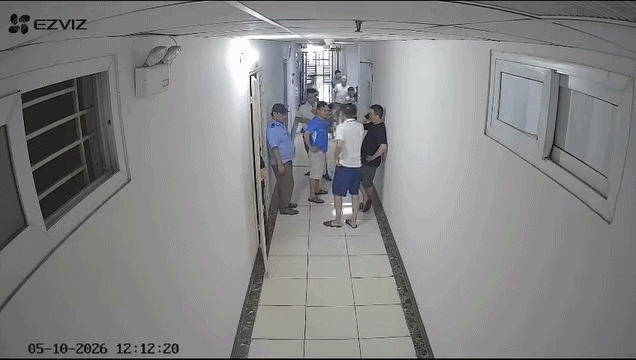 Hà Nội: Bị nhắc đeo rọ mõm cho chó, cư dân đấm gục thành viên ban quản trị chung cư, công an vào cuộc Hà Nội: Bị nhắc đeo rọ mõm cho chó, cư dân đấm gục thành viên ban quản trị chung cư, công an vào cuộc