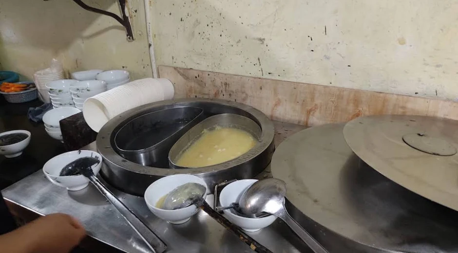 Hà Nội có hàng chè do vợ một nghệ sĩ cả nước đều biết mặt gây dựng, mỗi năm chỉ mở đúng 6 tháng rồi đóng cửa