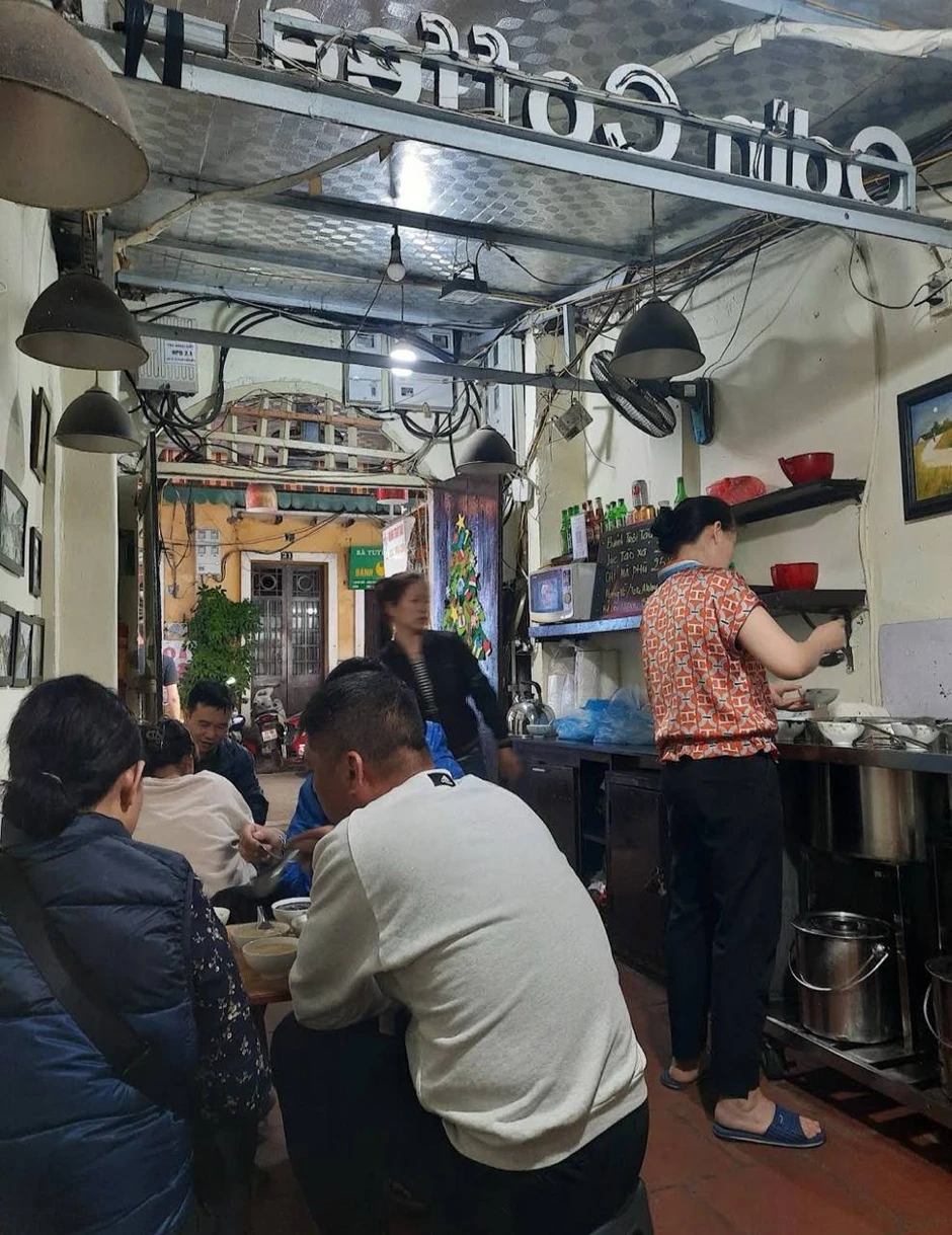 Hà Nội có hàng chè do vợ một nghệ sĩ cả nước đều biết mặt gây dựng, mỗi năm chỉ mở đúng 6 tháng rồi đóng cửa