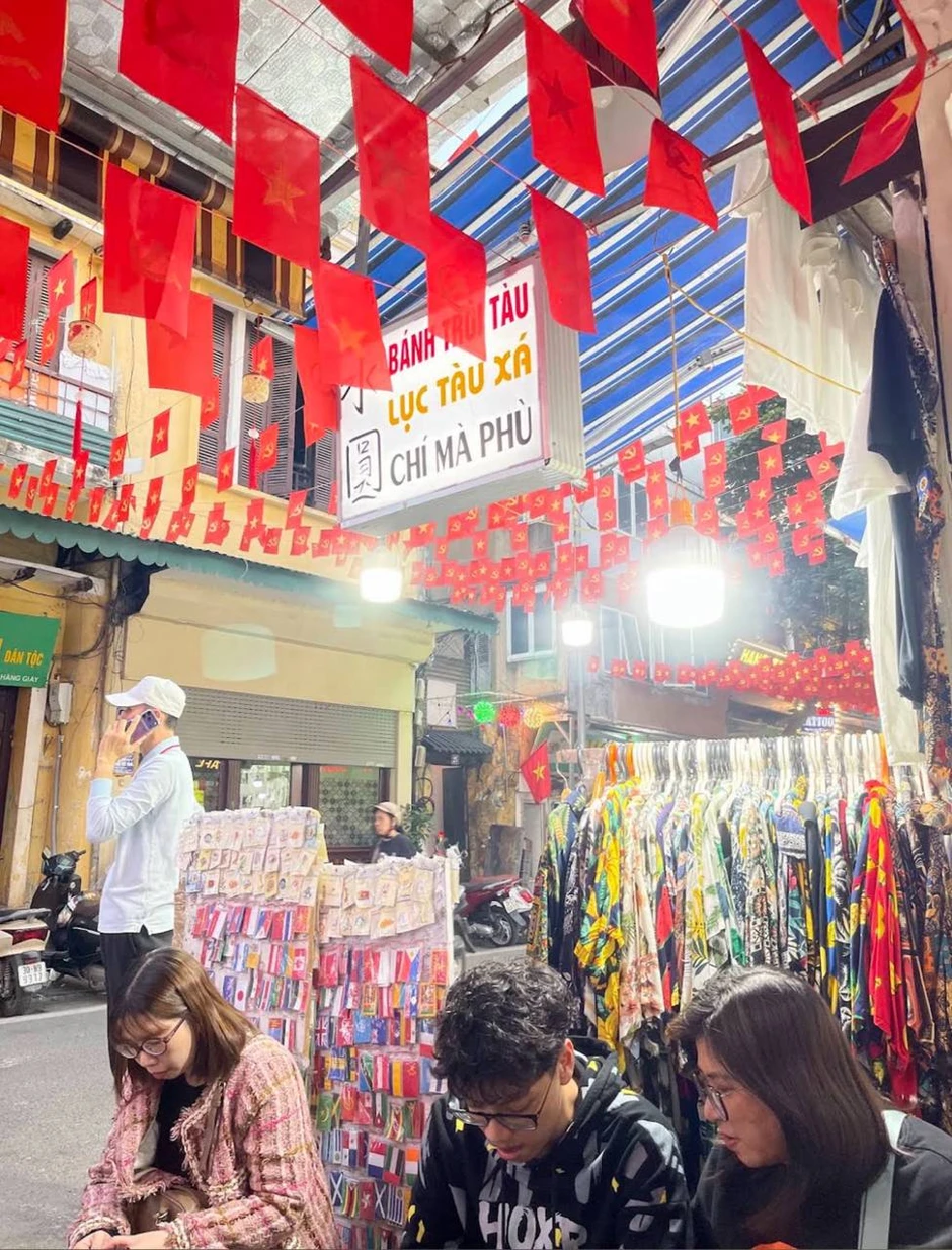 Hà Nội có hàng chè do vợ một nghệ sĩ cả nước đều biết mặt gây dựng, mỗi năm chỉ mở đúng 6 tháng rồi đóng cửa