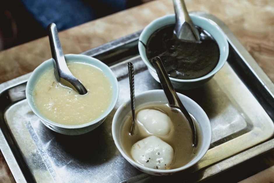Hà Nội có hàng chè do vợ một nghệ sĩ cả nước đều biết mặt gây dựng, mỗi năm chỉ mở đúng 6 tháng rồi đóng cửa