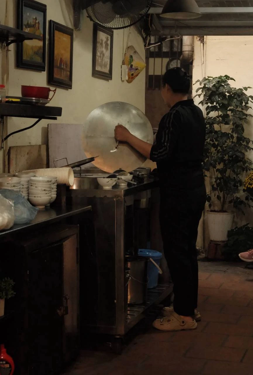 Hà Nội có hàng chè do vợ một nghệ sĩ cả nước đều biết mặt gây dựng, mỗi năm chỉ mở đúng 6 tháng rồi đóng cửa