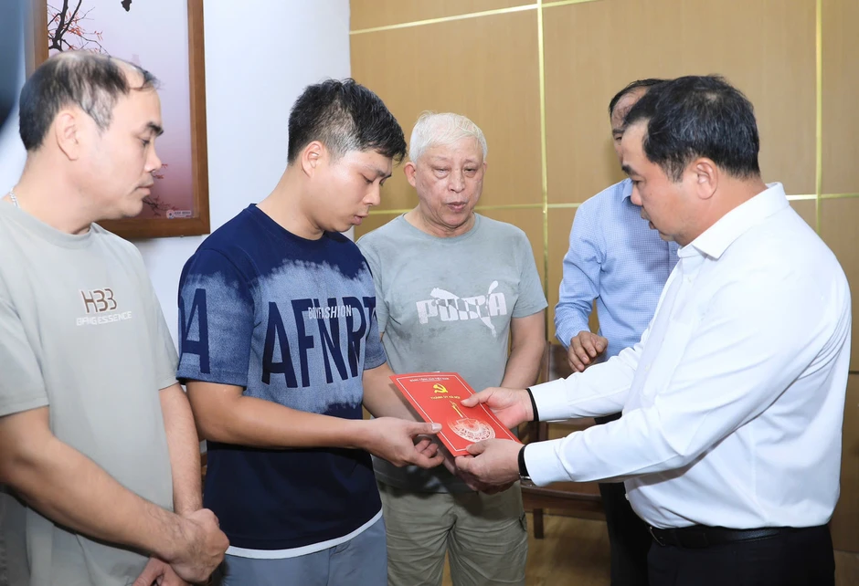Hà Nội hỗ trợ 382 triệu đồng cho các nạn nhân trong vụ cháy khiến 5 người tử vong Hà Nội hỗ trợ 382 triệu đồng cho các nạn nhân trong vụ cháy khiến 5 người tử vong