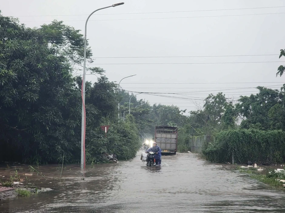 Hà Nội ngập sâu: Shipper "bó tay", chủ hàng chèo thuyền giao đồ cho khách