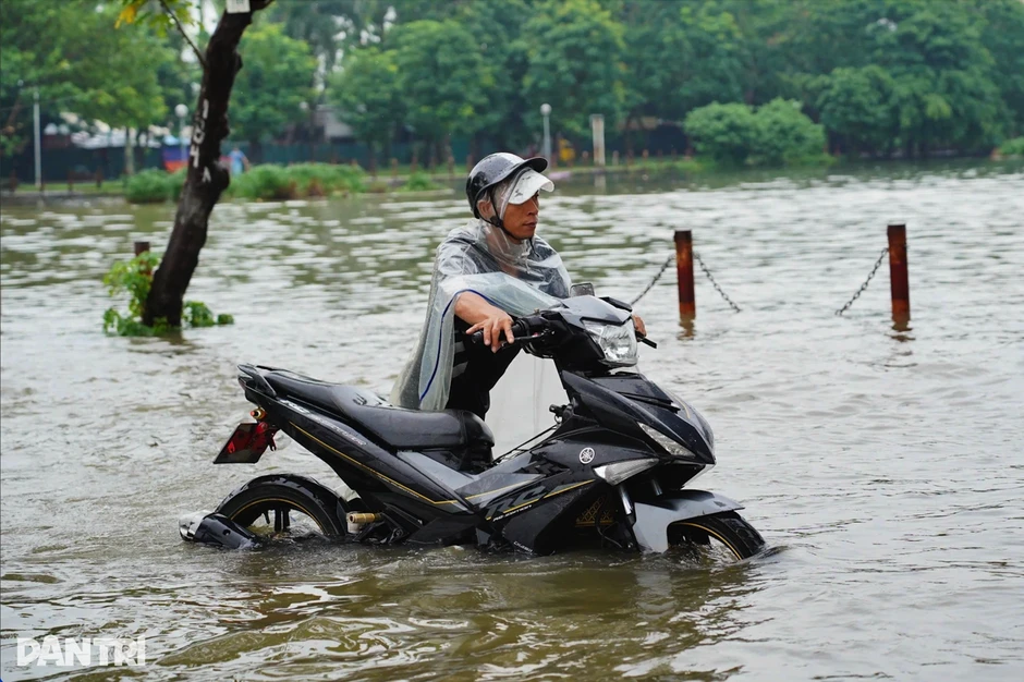 Hà Nội ngập sâu: Shipper "bó tay", chủ hàng chèo thuyền giao đồ cho khách