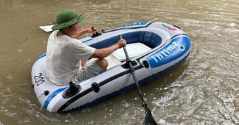 Hà Nội ngập sâu: Shipper "bó tay", chủ hàng chèo thuyền giao đồ cho khách