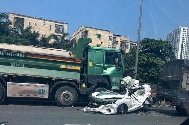 Hà Nội: Ô tô con dẹp dúm sau tai nạn liên hoàn, khoảnh khắc tài xế chui ra khiến nhiều người ngỡ ngàng Hà Nội: Ô tô con dẹp dúm sau tai nạn liên hoàn, khoảnh khắc tài xế chui ra khiến nhiều người ngỡ ngàng