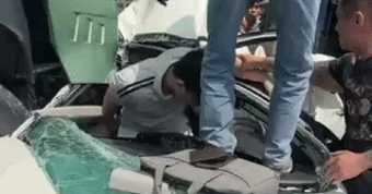 Hà Nội: Ô tô con dẹp dúm sau tai nạn liên hoàn, khoảnh khắc tài xế chui ra khiến nhiều người ngỡ ngàng