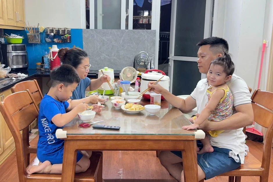 Hà Nội: Vợ thu nhập 40 triệu đồng, chồng ở nhà chăm con, nấu cơm Hà Nội: Vợ thu nhập 40 triệu đồng, chồng ở nhà chăm con, nấu cơm