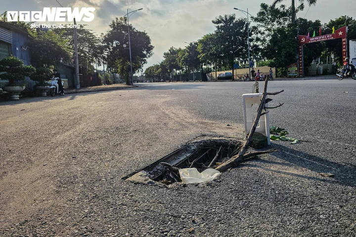 Hà Nội yêu cầu công an điều tra hành vi trộm cắp, tiêu thụ nắp hố ga, nắp cống