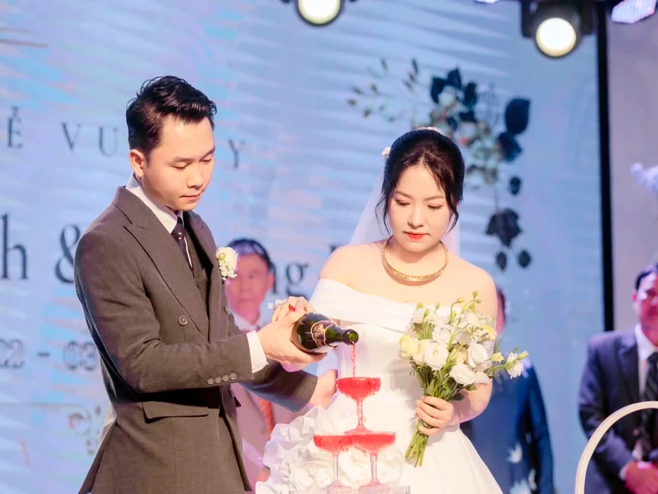 Hai cô dâu bất ngờ đổi hoa cưới giữa đường, nhiều người không hiểu lý do Hai cô dâu bất ngờ đổi hoa cưới giữa đường, nhiều người không hiểu lý do