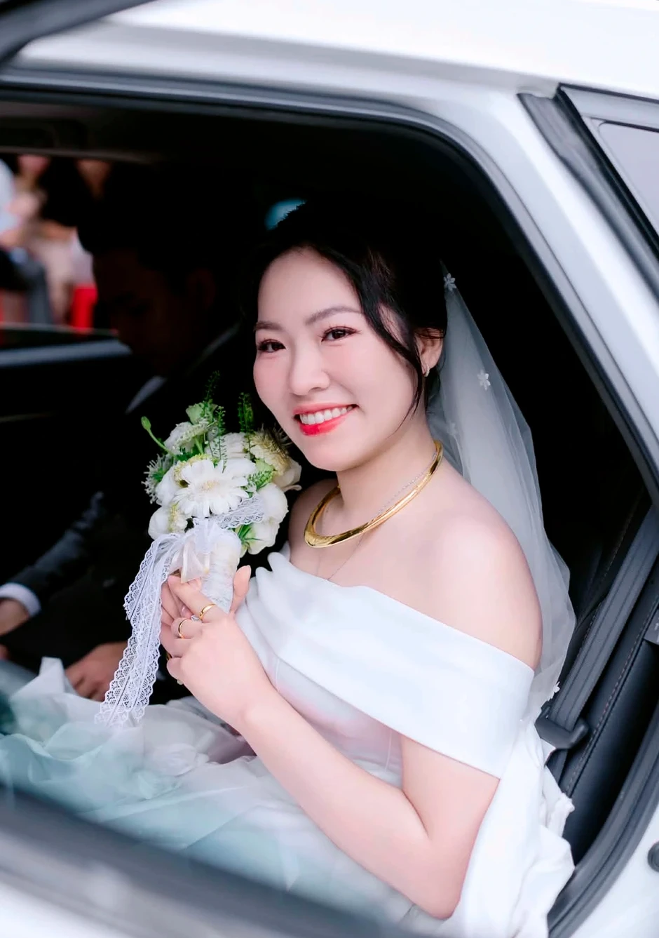 Hai cô dâu bất ngờ đổi hoa cưới giữa đường, nhiều người không hiểu lý do Hai cô dâu bất ngờ đổi hoa cưới giữa đường, nhiều người không hiểu lý do