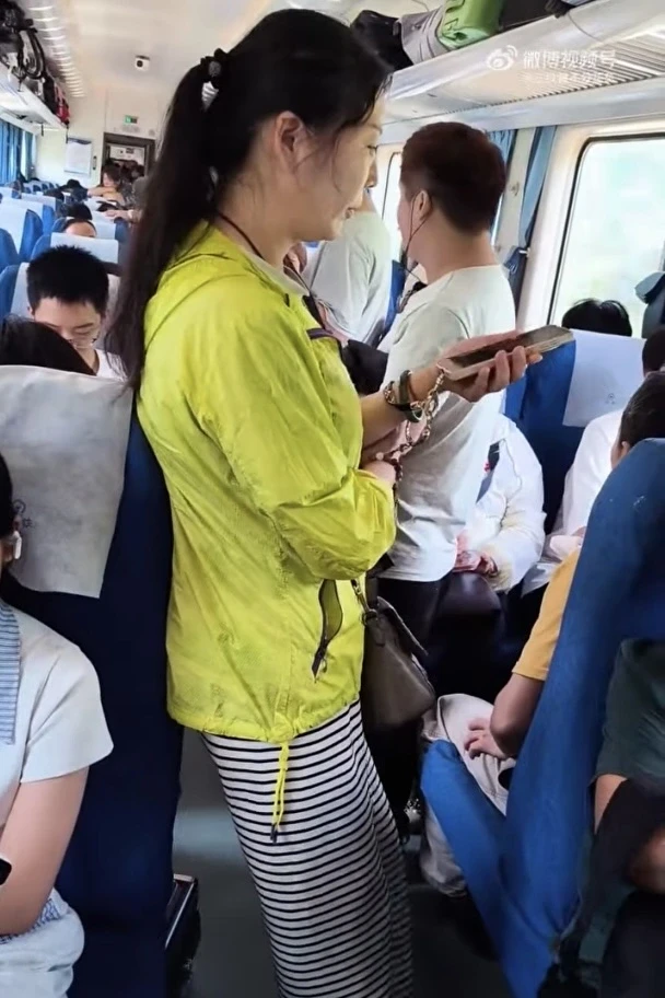 Hai cô gái mua thêm vé tàu để đồ ăn, gây tranh cãi ở Trung Quốc Hai cô gái mua thêm vé tàu để đồ ăn, gây tranh cãi ở Trung Quốc