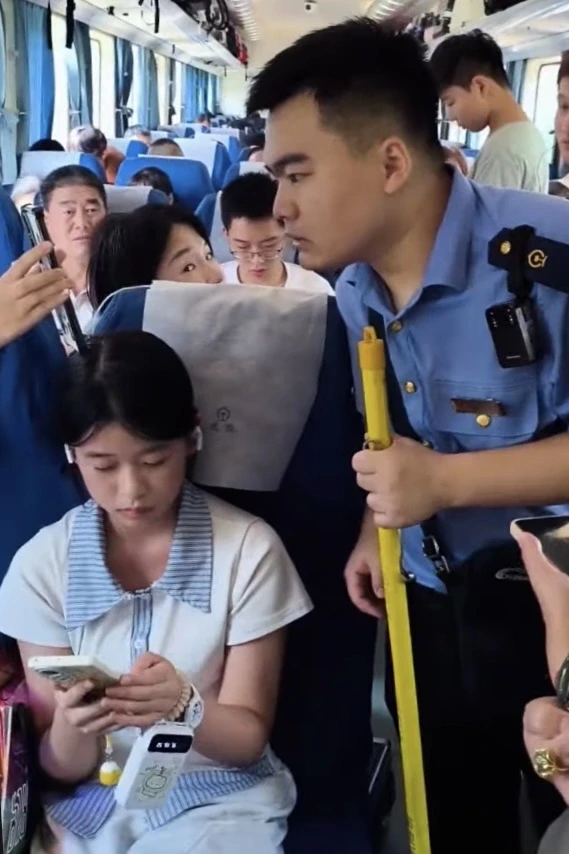 Hai cô gái mua thêm vé tàu để đồ ăn, gây tranh cãi ở Trung Quốc Hai cô gái mua thêm vé tàu để đồ ăn, gây tranh cãi ở Trung Quốc