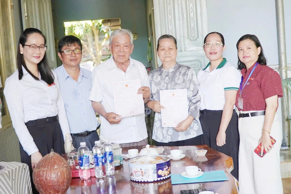 Hai cụ ở TPHCM nhận giấy đăng ký kết hôn sau 55 năm chung sống Hai cụ ở TPHCM nhận giấy đăng ký kết hôn sau 55 năm chung sống