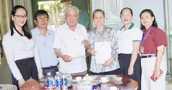 Hai cụ ở TPHCM nhận giấy đăng ký kết hôn sau 55 năm chung sống