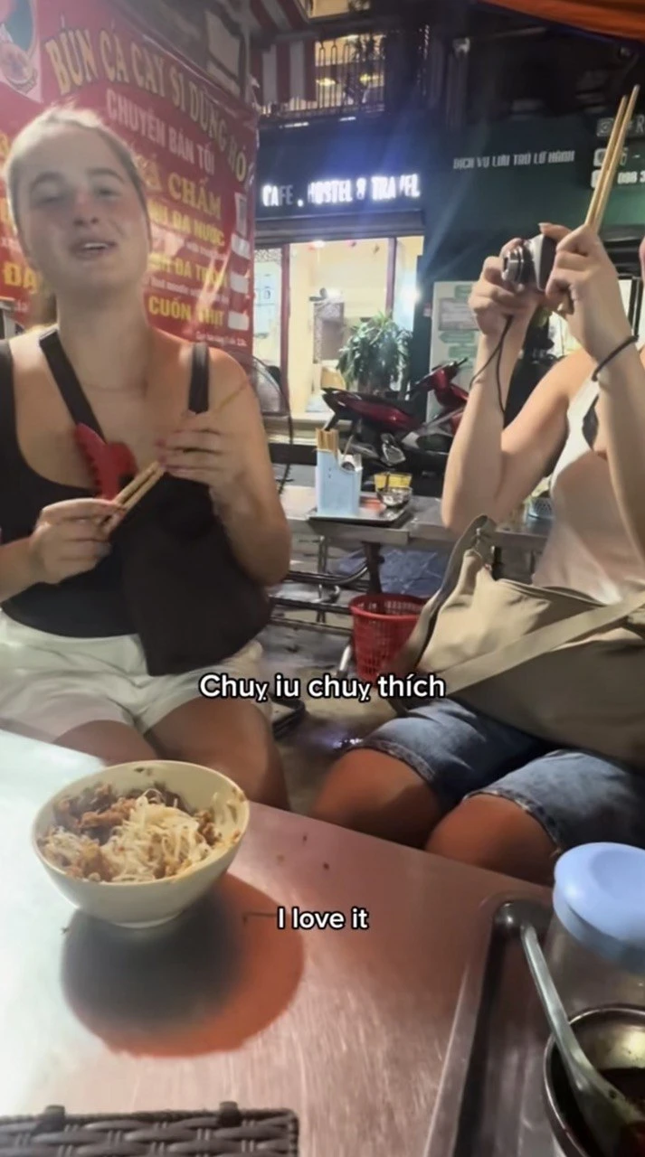 Hai khách Hà Lan từ rén đồ đường phố đến tuyên bố không cần nhà hàng nữa sau tô hủ tiếu cá trộn ở phố cổ Hà Nội Hai khách Hà Lan từ rén đồ đường phố đến tuyên bố không cần nhà hàng nữa sau tô hủ tiếu cá trộn ở phố cổ Hà Nội
