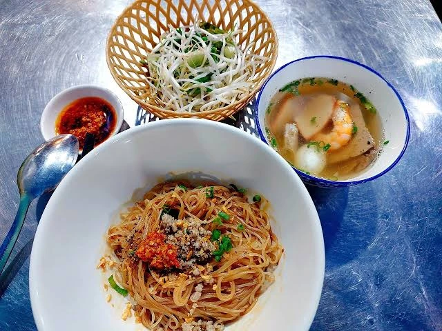 Hai khách Hà Lan từ rén đồ đường phố đến tuyên bố không cần nhà hàng nữa sau tô hủ tiếu cá trộn ở phố cổ Hà Nội Hai khách Hà Lan từ rén đồ đường phố đến tuyên bố không cần nhà hàng nữa sau tô hủ tiếu cá trộn ở phố cổ Hà Nội