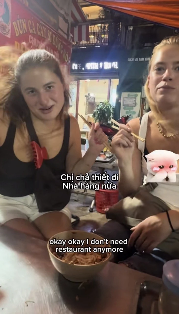 Hai khách Hà Lan từ rén đồ đường phố đến tuyên bố không cần nhà hàng nữa sau tô hủ tiếu cá trộn ở phố cổ Hà Nội Hai khách Hà Lan từ rén đồ đường phố đến tuyên bố không cần nhà hàng nữa sau tô hủ tiếu cá trộn ở phố cổ Hà Nội