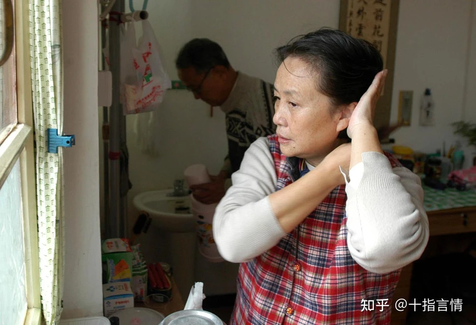 Hai người hàng xóm cùng tiết kiệm: Một người để dưỡng già, một người dồn cho con và cái kết khiến ai cũng phải nghĩ lại