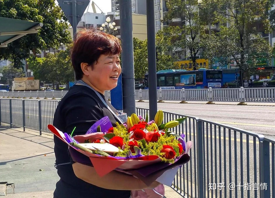 Hai người hàng xóm cùng tiết kiệm: Một người để dưỡng già, một người dồn cho con và cái kết khiến ai cũng phải nghĩ lại