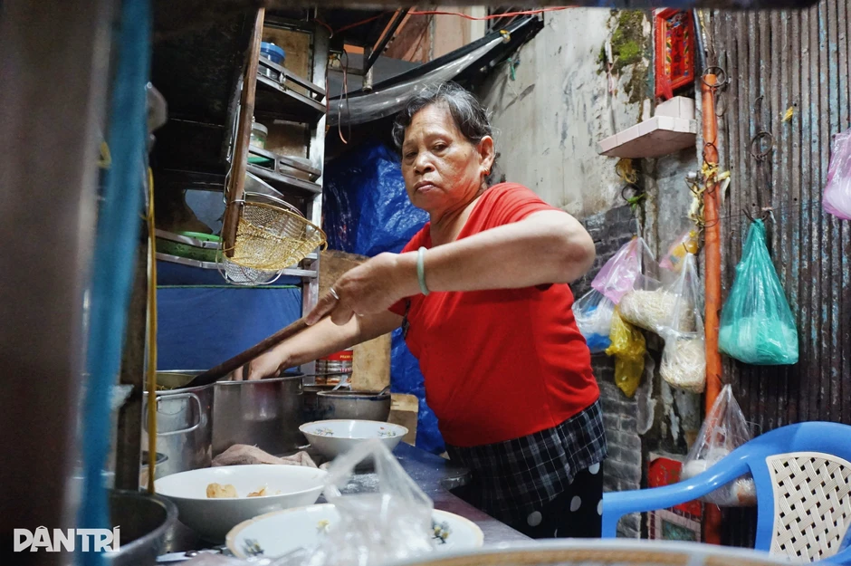 Hai người phụ nữ làm giúp việc rồi ở lại cưu mang "cậu chủ khờ" Hai người phụ nữ làm giúp việc rồi ở lại cưu mang "cậu chủ khờ"