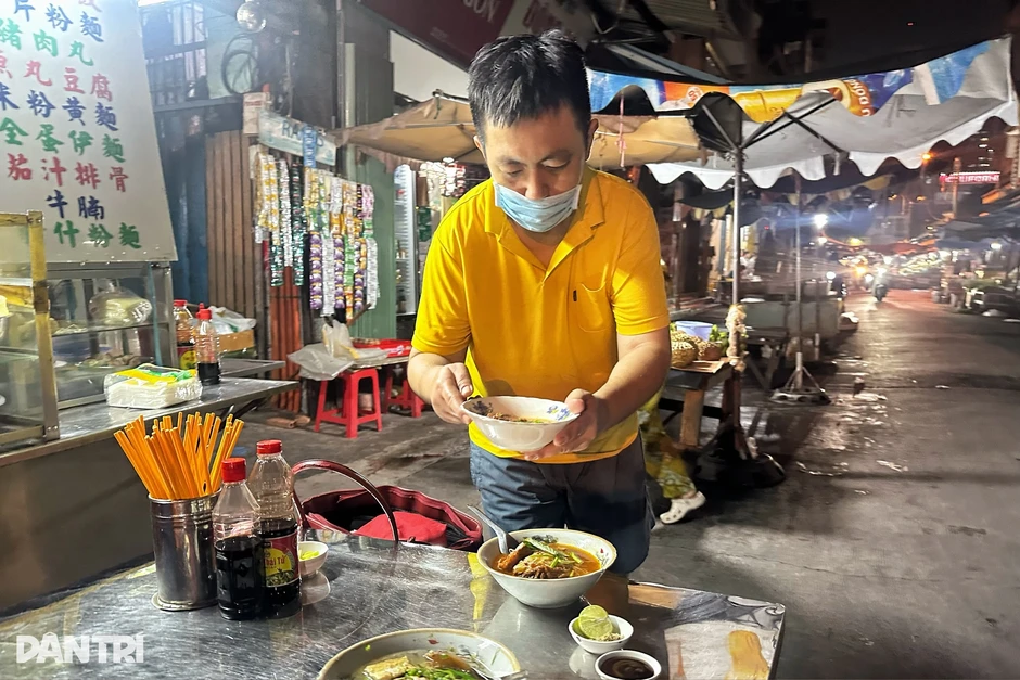 Hai người phụ nữ làm giúp việc rồi ở lại cưu mang "cậu chủ khờ" Hai người phụ nữ làm giúp việc rồi ở lại cưu mang "cậu chủ khờ"