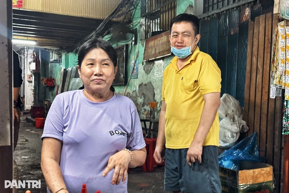 Hai người phụ nữ làm giúp việc rồi ở lại cưu mang "cậu chủ khờ" Hai người phụ nữ làm giúp việc rồi ở lại cưu mang "cậu chủ khờ"