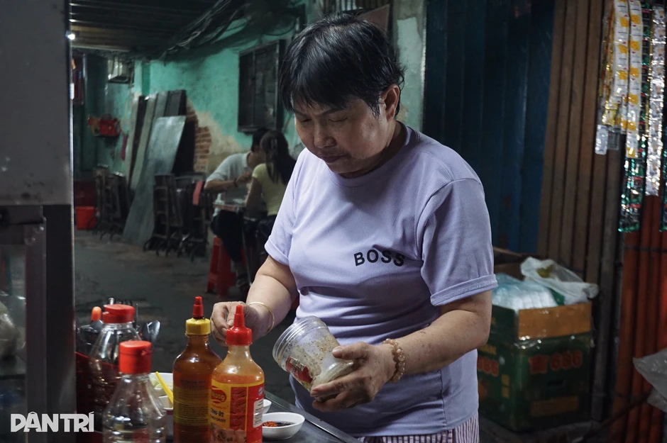 Hai người phụ nữ làm giúp việc rồi ở lại cưu mang "cậu chủ khờ" Hai người phụ nữ làm giúp việc rồi ở lại cưu mang "cậu chủ khờ"