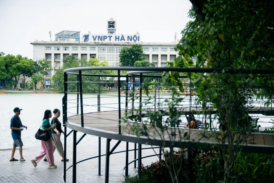 Hàng loạt khung gương xuất hiện bên Hồ Gươm, hé lộ không gian đặc biệt sắp mở cửa vào ngày 8/10 Hàng loạt khung gương xuất hiện bên Hồ Gươm, hé lộ không gian đặc biệt sắp mở cửa vào ngày 8/10