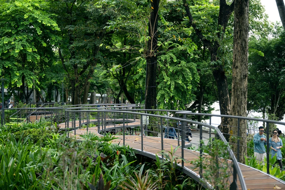 Hàng loạt khung gương xuất hiện bên Hồ Gươm, hé lộ không gian đặc biệt sắp mở cửa vào ngày 8/10 Hàng loạt khung gương xuất hiện bên Hồ Gươm, hé lộ không gian đặc biệt sắp mở cửa vào ngày 8/10