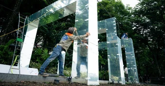 Hàng loạt khung gương xuất hiện bên Hồ Gươm, hé lộ không gian đặc biệt sắp mở cửa vào ngày 8/10