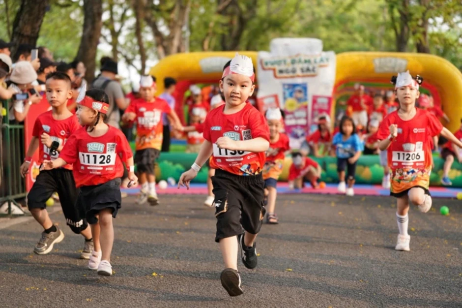 Hàng nghìn phụ huynh tiếp sức 2.500 trẻ chạy Kun Marathon - Báo TinVina Hàng nghìn phụ huynh tiếp sức 2.500 trẻ chạy Kun Marathon - Báo TinVina