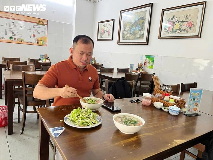 Hàng quán tăng giá, dân văn phòng rủ nhau thành lập 'hội cơm nhà' Hàng quán tăng giá, dân văn phòng rủ nhau thành lập 'hội cơm nhà'