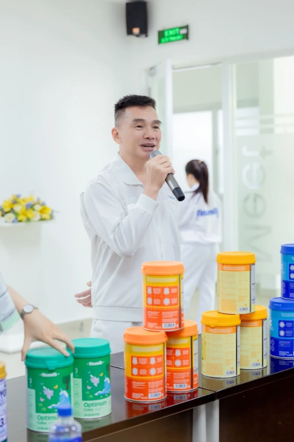 Hàng trăm lớp kiểm duyệt cho một lon sữa bột Vinamilk - Báo TinVina Hàng trăm lớp kiểm duyệt cho một lon sữa bột Vinamilk - Báo TinVina