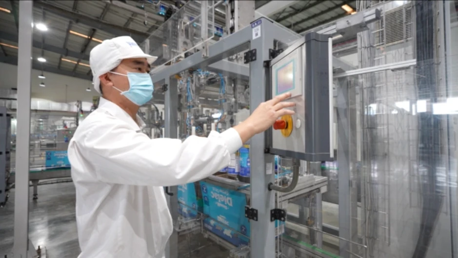 Hàng trăm lớp kiểm duyệt cho một lon sữa bột Vinamilk Hàng trăm lớp kiểm duyệt cho một lon sữa bột Vinamilk