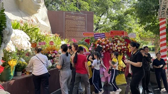 Hàng trăm người đến viếng liệt sĩ ở công viên Lê Thị Riêng