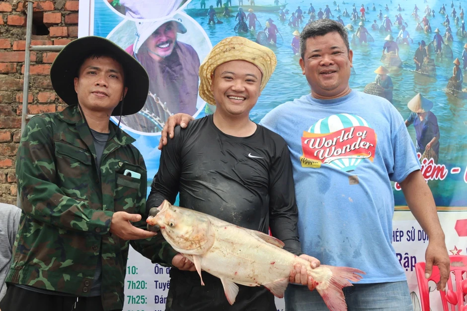 Hàng trăm “nơm thủ” khuấy động đầm cá Cụ Kỳ ở Nghệ An Hàng trăm “nơm thủ” khuấy động đầm cá Cụ Kỳ ở Nghệ An
