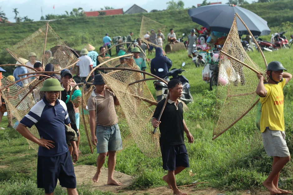 Hàng trăm “nơm thủ” khuấy động đầm cá Cụ Kỳ ở Nghệ An Hàng trăm “nơm thủ” khuấy động đầm cá Cụ Kỳ ở Nghệ An