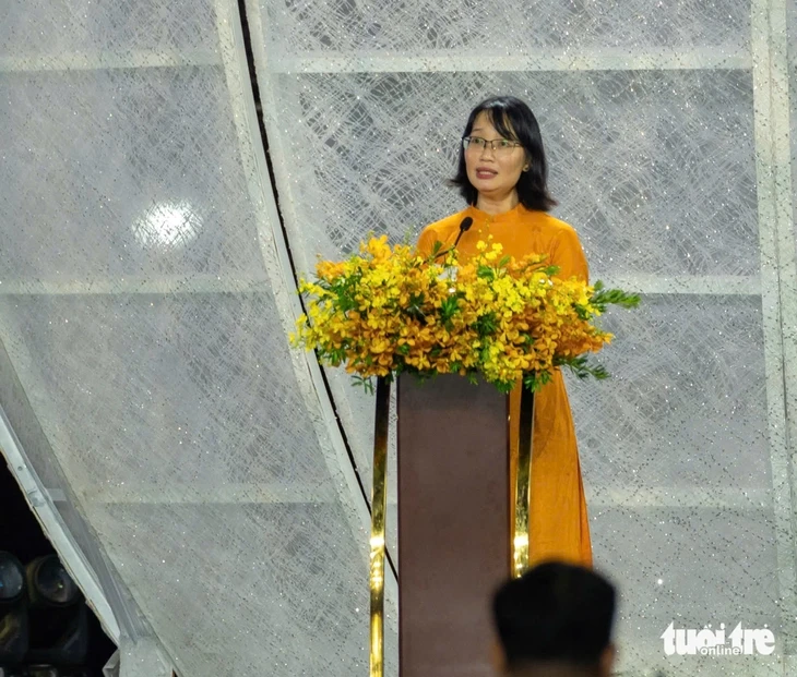 Hàng trăm tà áo dài thắp sáng đường đi bộ Nguyễn Huệ đêm khai mạc Lễ hội Áo dài 2026 Hàng trăm tà áo dài thắp sáng đường đi bộ Nguyễn Huệ đêm khai mạc Lễ hội Áo dài 2026