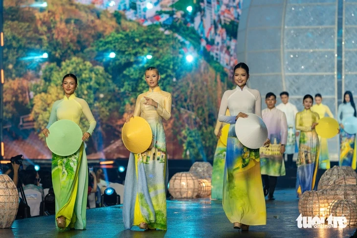 Hàng trăm tà áo dài thắp sáng đường đi bộ Nguyễn Huệ đêm khai mạc Lễ hội Áo dài 2026 Hàng trăm tà áo dài thắp sáng đường đi bộ Nguyễn Huệ đêm khai mạc Lễ hội Áo dài 2026