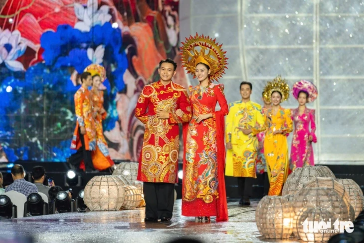 Hàng trăm tà áo dài thắp sáng đường đi bộ Nguyễn Huệ đêm khai mạc Lễ hội Áo dài 2026 Hàng trăm tà áo dài thắp sáng đường đi bộ Nguyễn Huệ đêm khai mạc Lễ hội Áo dài 2026
