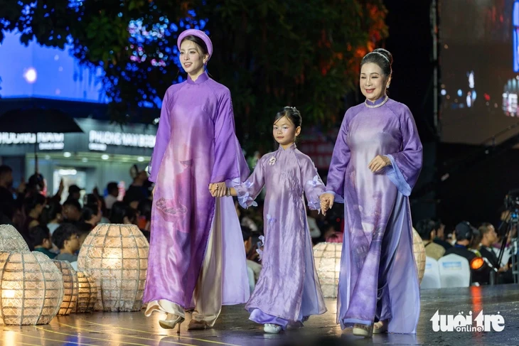 Hàng trăm tà áo dài thắp sáng đường đi bộ Nguyễn Huệ đêm khai mạc Lễ hội Áo dài 2026 Hàng trăm tà áo dài thắp sáng đường đi bộ Nguyễn Huệ đêm khai mạc Lễ hội Áo dài 2026