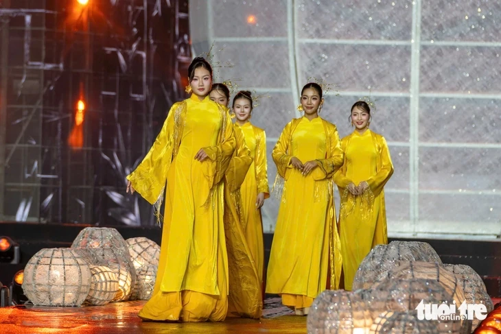 Hàng trăm tà áo dài thắp sáng đường đi bộ Nguyễn Huệ đêm khai mạc Lễ hội Áo dài 2026 Hàng trăm tà áo dài thắp sáng đường đi bộ Nguyễn Huệ đêm khai mạc Lễ hội Áo dài 2026