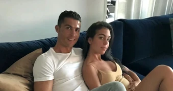 Hành động của bạn gái sau khi Ronaldo bật khóc rời World Cup